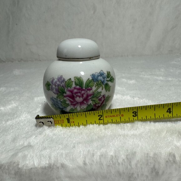Vintage lidded Ginger Jar Chinese Porcelain Floral Tea Jar - Picture 6 of 6